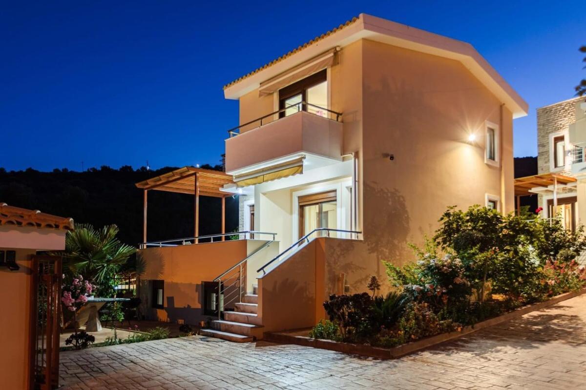 Villa Armonia - Beachfront Majestic Retreat Petalídi Kültér fotó