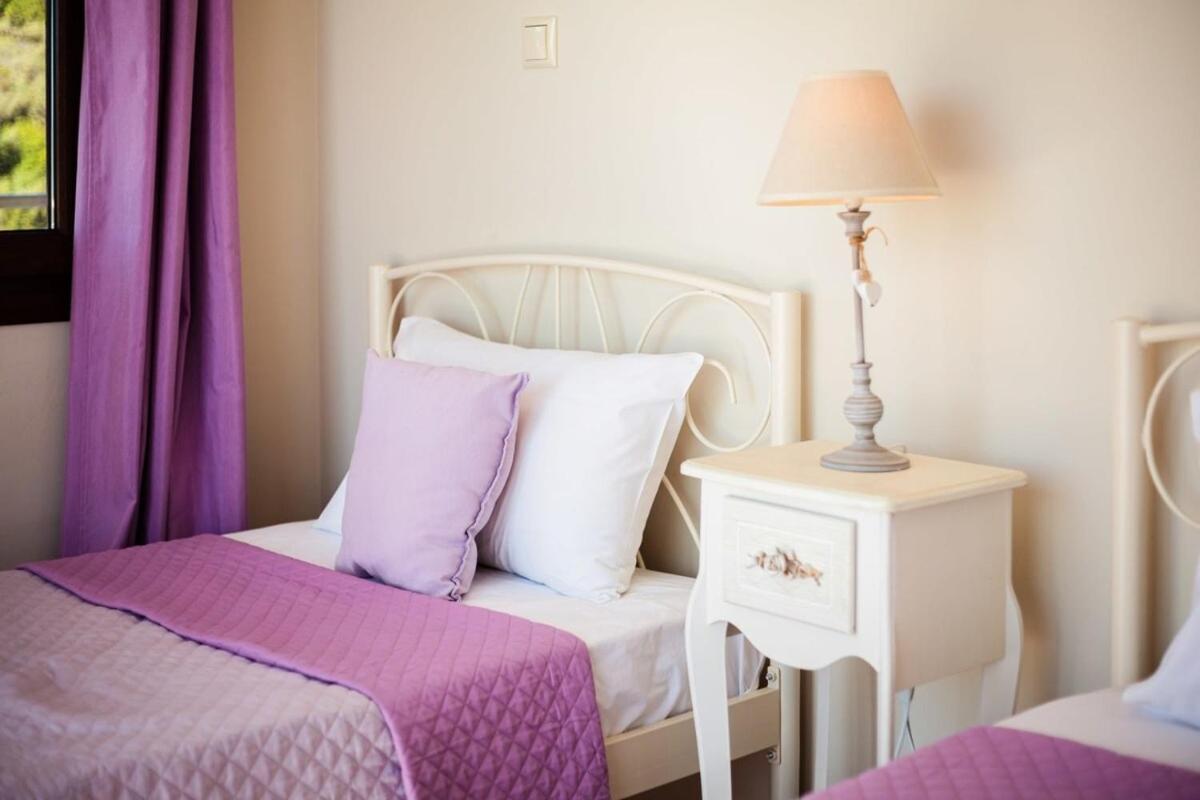 Villa Armonia - Beachfront Majestic Retreat Petalídi Kültér fotó