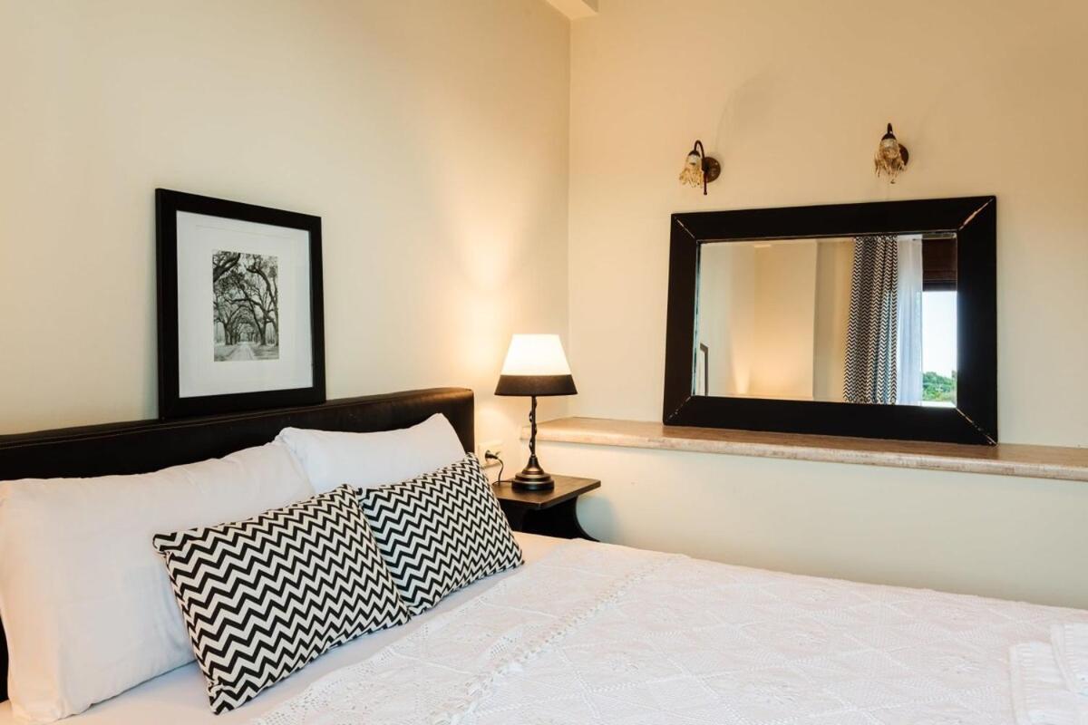 Villa Armonia - Beachfront Majestic Retreat Petalídi Kültér fotó
