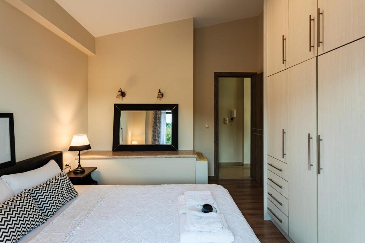 Villa Armonia - Beachfront Majestic Retreat Petalídi Kültér fotó