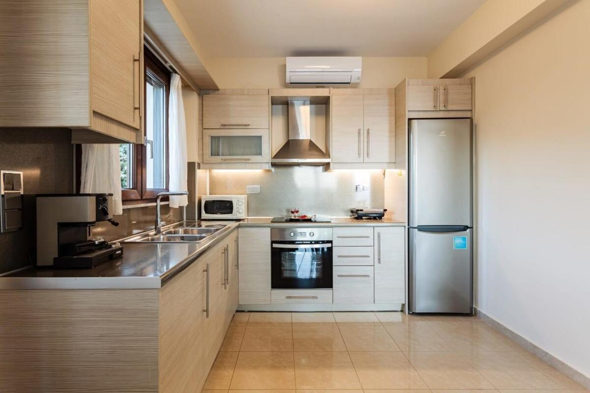 Villa Armonia - Beachfront Majestic Retreat Petalídi Kültér fotó