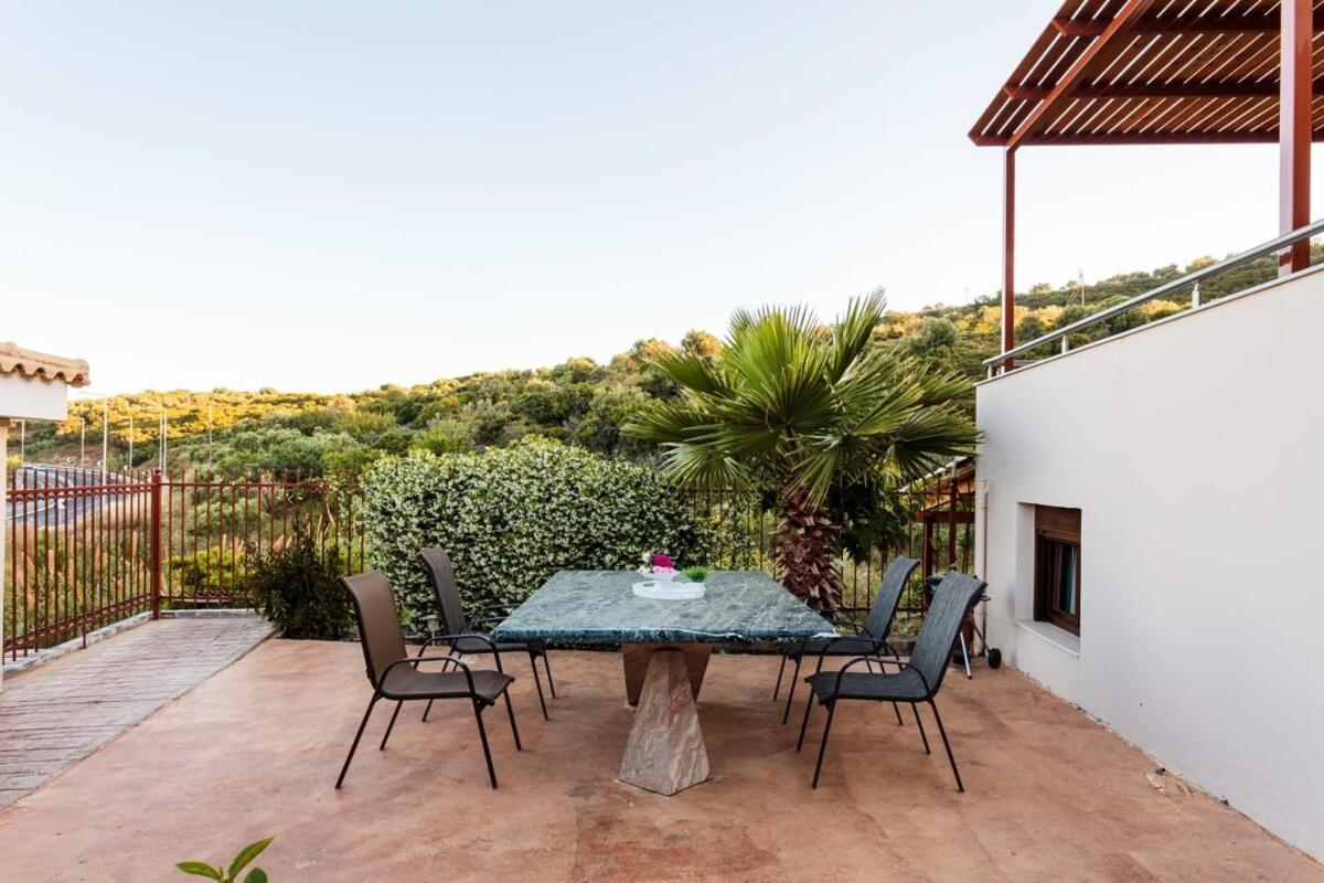 Villa Armonia - Beachfront Majestic Retreat Petalídi Kültér fotó