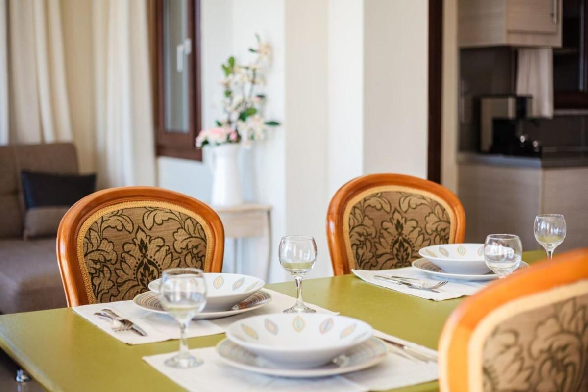 Villa Armonia - Beachfront Majestic Retreat Petalídi Kültér fotó