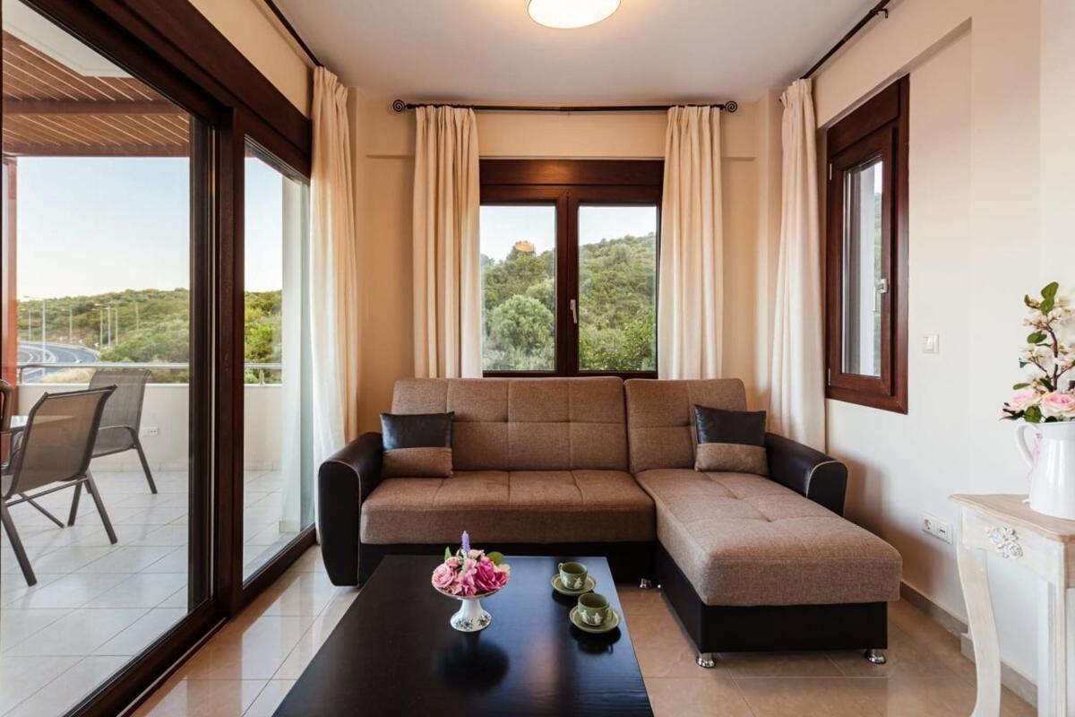 Villa Armonia - Beachfront Majestic Retreat Petalídi Kültér fotó