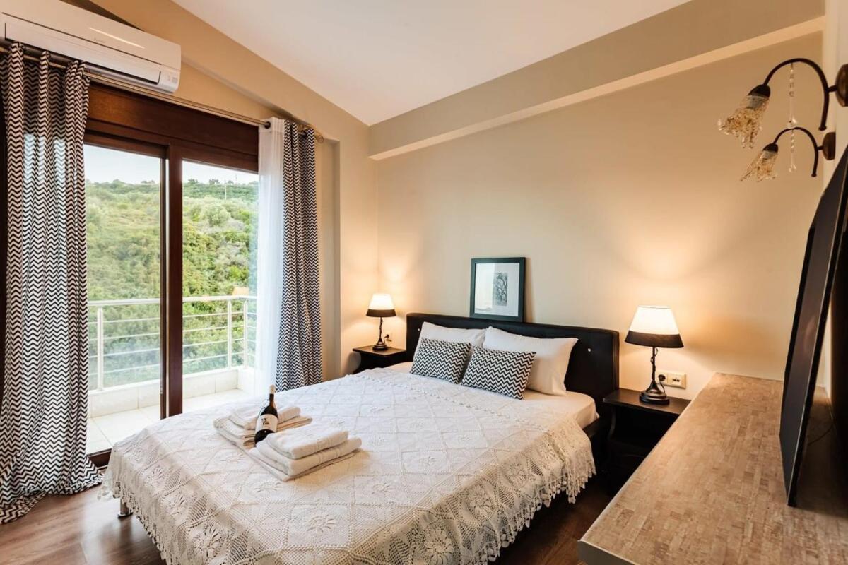Villa Armonia - Beachfront Majestic Retreat Petalídi Kültér fotó