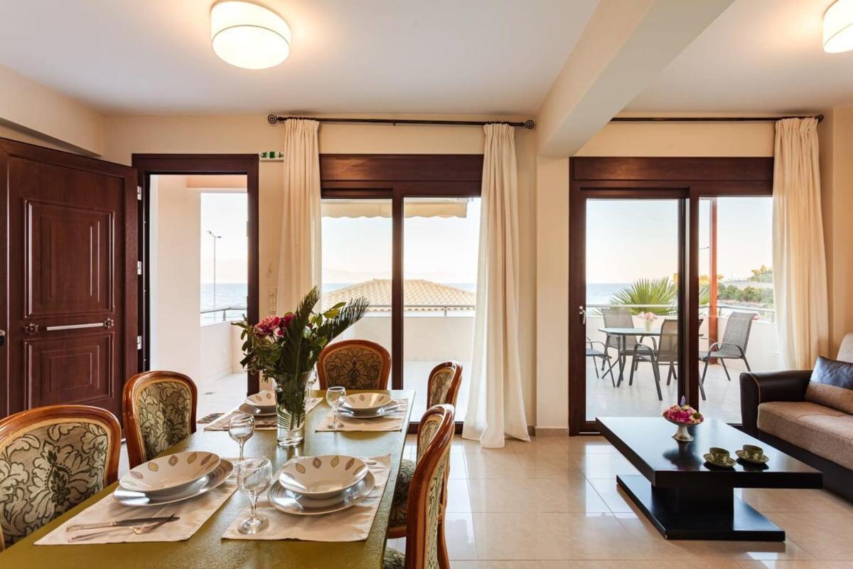 Villa Armonia - Beachfront Majestic Retreat Petalídi Kültér fotó
