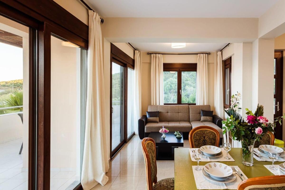 Villa Armonia - Beachfront Majestic Retreat Petalídi Kültér fotó