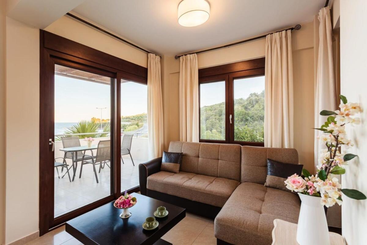 Villa Armonia - Beachfront Majestic Retreat Petalídi Kültér fotó